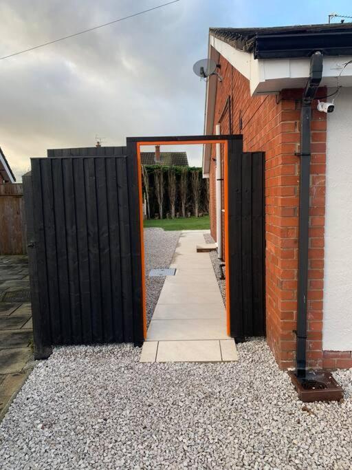 The Beautiful Bungalow Amazing Location For Chester & Zoo Wervin Екстер'єр фото